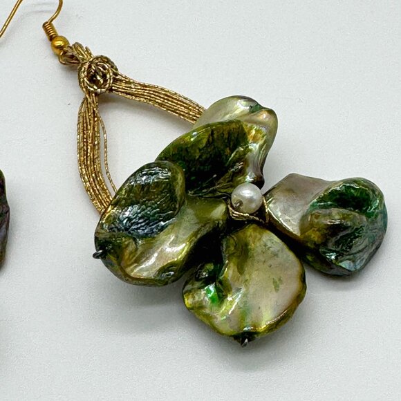 Sea Shells Flower Dangling Pierced Earrings Green Gold Tone Hook - Picture 3 of 8